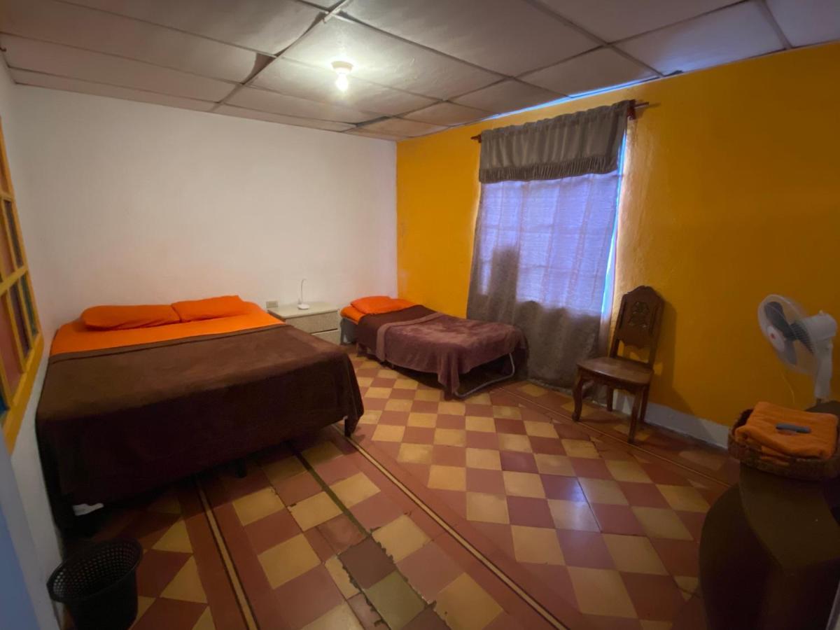 4 Grados Hostel Ciudad Guatemala Eksteriør billede